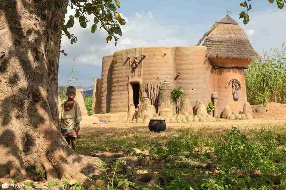 C:\Users\invitado1\Pictures\AFRICA Betammaribe Somba\1 2 Tamberma Benin Torsten Lenk.jpeg