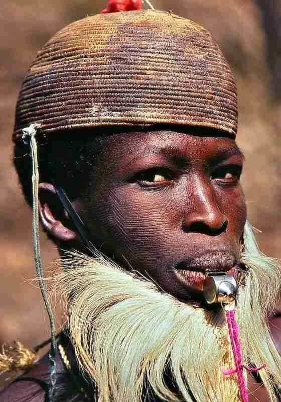 C:\Users\invitado1\Pictures\AFRICA Betammaribe Somba\23 2 Somba Benin muchacho Sergio Pessolano.jpeg