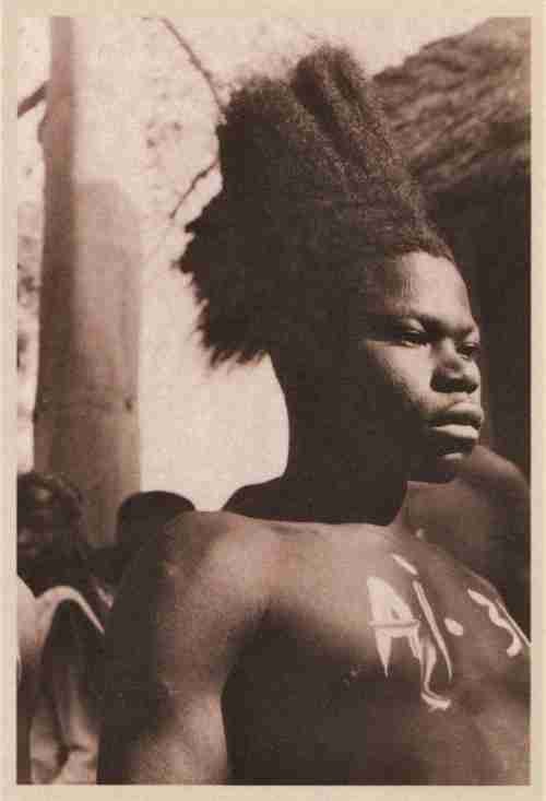 Descripción: endilletante: Les Batammariba, le peuple vivant de Dominique Sewane.  Ediciones La Martinière, 2004. Fonds Albert-Marie Maurice, Bénin (1949-1950).  Région de Natitingou.  http://whc.unesco.org/fr/list/1140 Koutammoukou, la Tierra de Batammariba es un paisaje cultural designado como Patrimonio de la Humanidad por la UNESCO en el norte de Togo.  El área presenta casas-torre de barro tradicionales que siguen siendo el estilo de vida preferido.  (Wikipédia).
