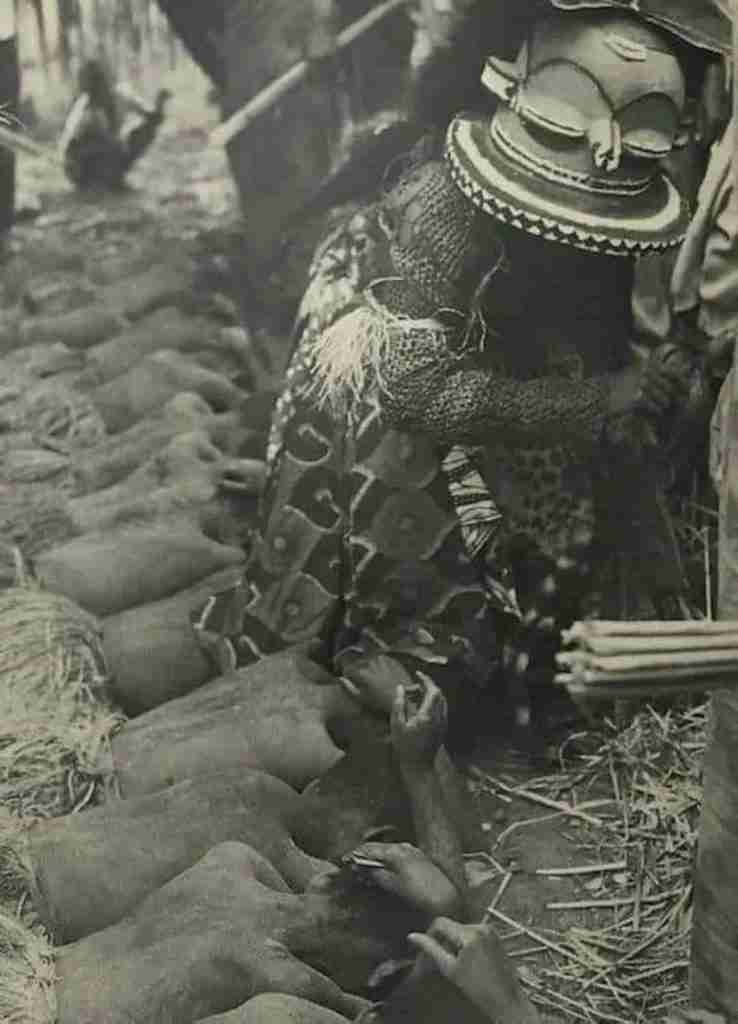  Postrados ante Kipoko ‘Jefe de las máscaras’.