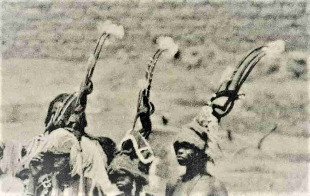                                                                                 Sogoni Kun, danzantes en foto de Edmond Fortier.