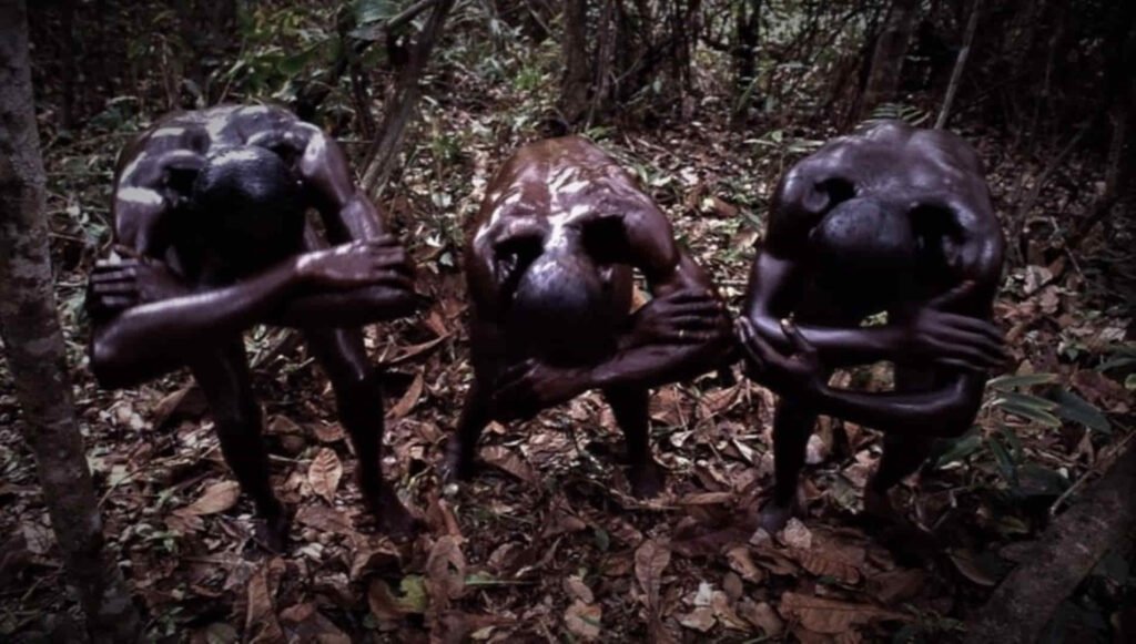 Mvon o iniciados en el calvero del bosque. Foto onirogénia                                   
