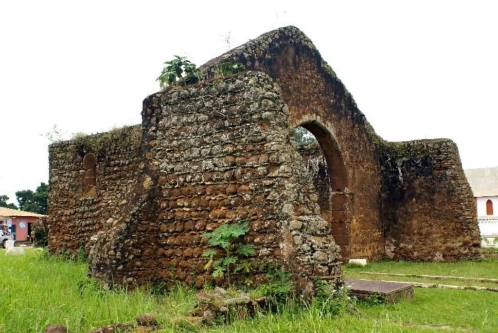 Ruinas de la Catedral construida en 1549, en la ciudad y capital de M’Banza Kongo, San Salvador, considerada la iglesia más antigua del África subsahariana. Visitada por Juan Pablo II en 1992.   