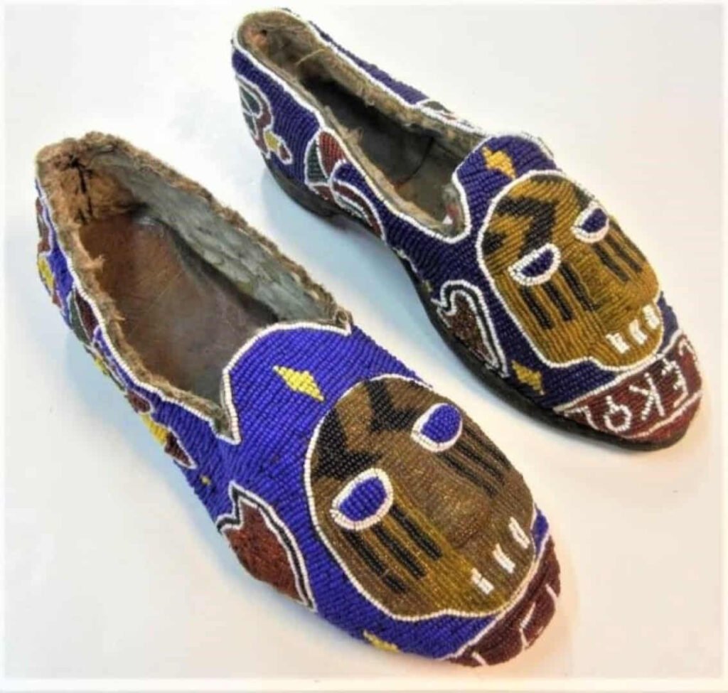 Bata ileke zapatos ceremoniales del rey