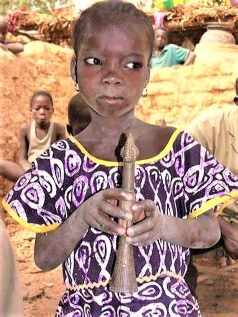 Niña Mossi con su Biiga el día de su fin de iniciación.