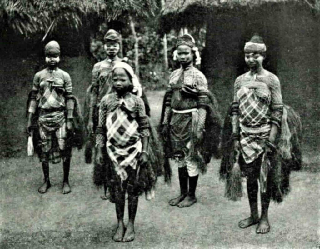 Niñas Bundu preparadas para la danza. Foto Aldridge fg 45