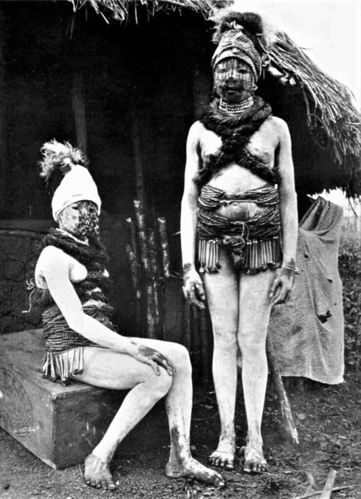 Niñas en Bundu recién ‘maquilladas