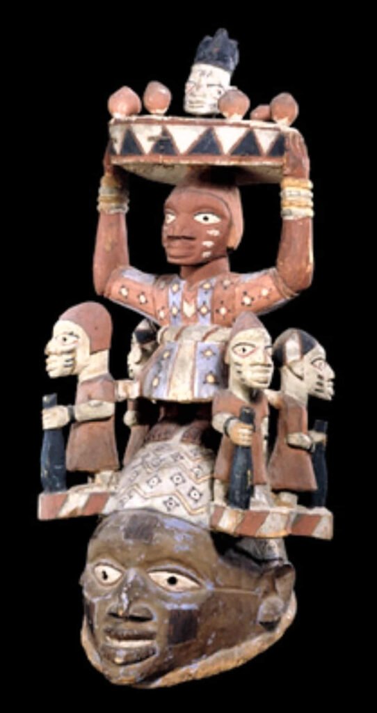 103 Máscara Gelede en el British Museum. Siglo XIX. Madera y pigmentos. El British nos dice: “Los yoruba tienen tres tradiciones principales de enmascaramiento, de las cuales Gelede es una. Gelede trata de apaciguar a las Aje o ‘las madres’ que controlan la fertilidad, la vida y la muerte de los niños a través del baile, la máscara, el vestuario y la poesía. Se dice que una mujer, Yewejabe, bailó por primera vez a Gelede, aunque solo los hombres lo hacen hoy. Gelede generalmente tiene lugar entre marzo y mayo y se baila en parejas. Los disfraces son voluminosos, enfatizan los senos y las nalgas con las máscaras inclinadas sobre la parte superior de la cabeza. Hay cuatro grupos de máscaras: las de reconocimiento de roles, jerarquía, conmemoración y sátira. Esta máscara es típica de los que representan la jerarquía, con tres elementos figurativos dispuestos uno encima del otro”.                                                                                            