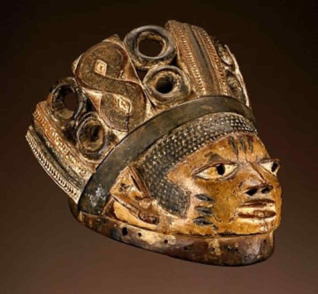 Máscara Gelede atribuida al llamado ‘Maestro Anago’ artista sin identificar del pueblo Nago, de Benín, del que identifican al menos otras 4 obras de su mano. Siglo XIX. Madera y pigmentos. Medidas: 21,5 x 25 x 27,8 cm. Realizada en la región de Anago o Ifonyin en Benín. Exhibida en el Museo Nacional Smithsoniam de Arte Africano. Nº rg: 97-11-1. 