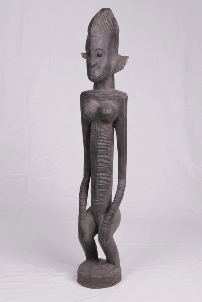 Ancestro femenino. Estilo Tomo Ka. Madera, pátina negro de humo