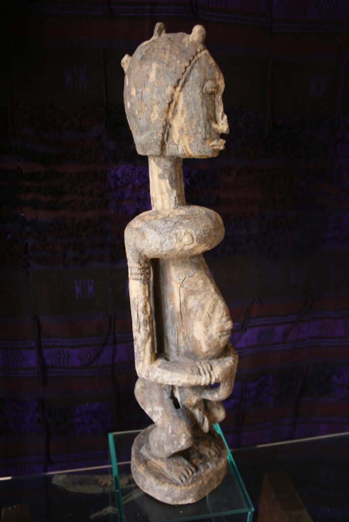 Ancestro hermafrodita. Estilo Tintam. Madera.