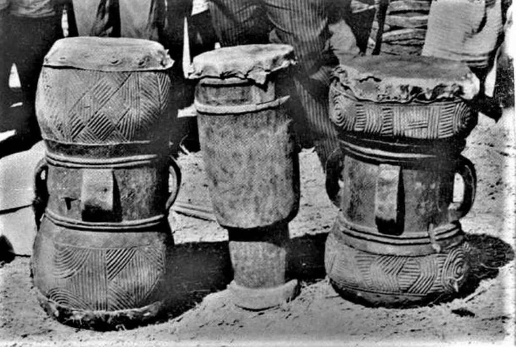 Los conocidos tambores de doble membrana o Mukupele, tshokwe, similares a los kuba, ovimbundu, pende etc. que son comunes en toda la zona de ambos Congos, Angola, Zambia y países limítrofes, sin que el origen esté muy claro.