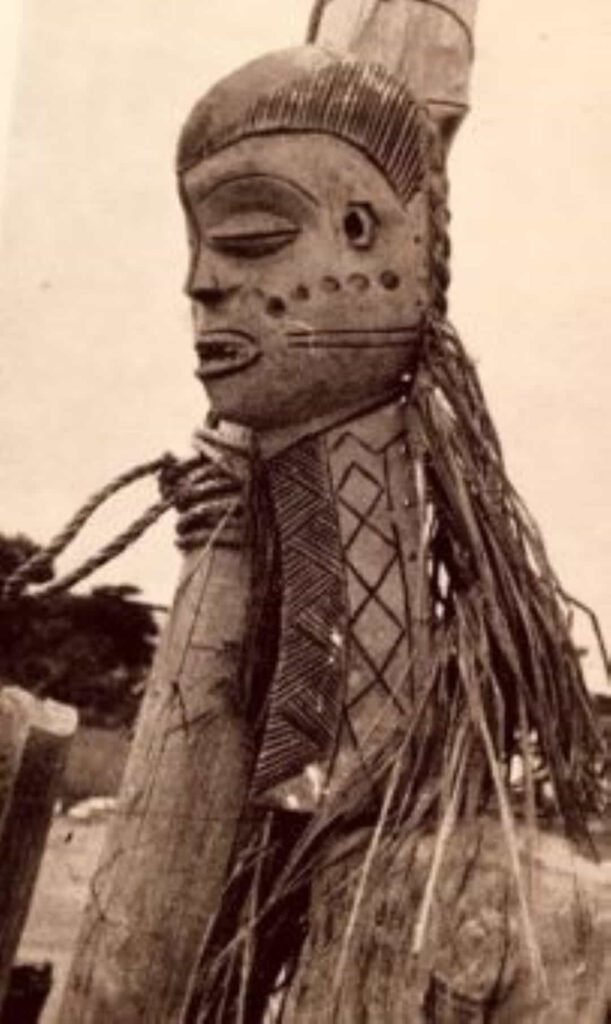 La proyección vertical, va grabada con rombos o triangulos en relieve, y en las fotos donde se ven de perfil, parecen apoyar la cabeza. Se aprecia en ellas una peculiar caracteristica expresiva y las singulares incisiones típicas en la mejilla.