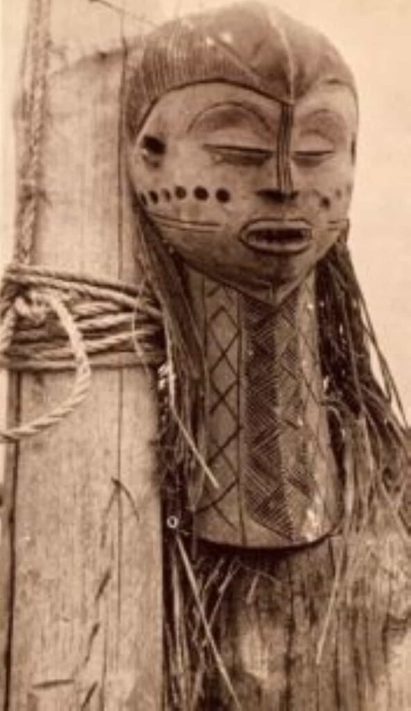 La proyección vertical, va grabada con rombos o triangulos en relieve, y en las fotos donde se ven de perfil, parecen apoyar la cabeza. Se aprecia en ellas una peculiar caracteristica expresiva y las singulares incisiones típicas en la mejilla.