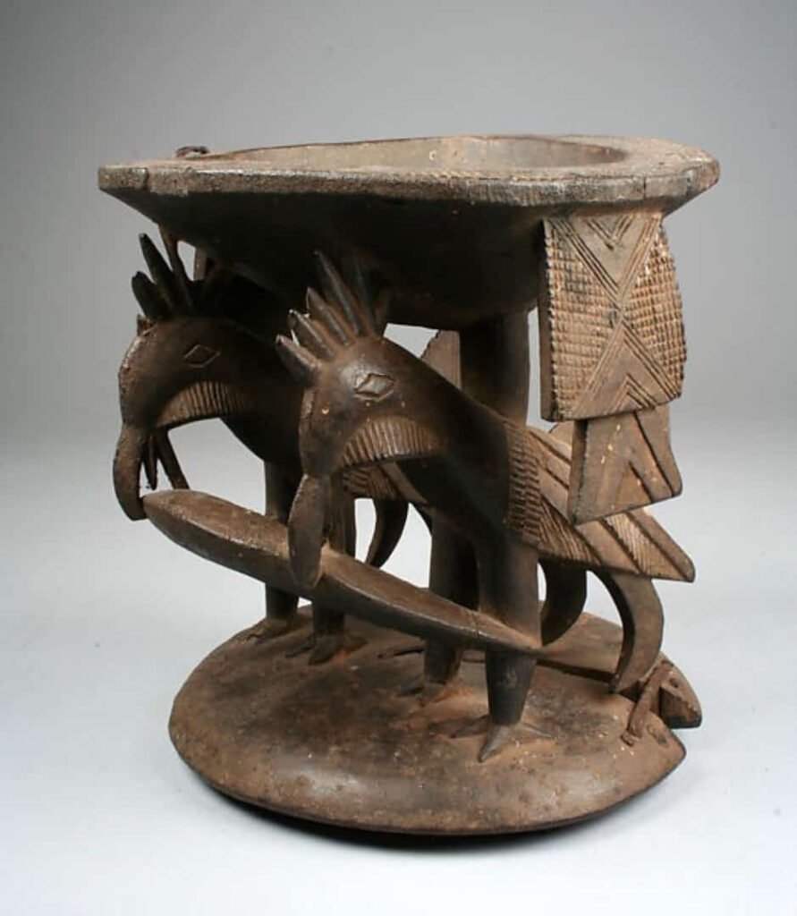 Agere Ifa de los pueblos Yoruba de Nigeria. Siglo XIX al XX. Madera y una lasca de metal. Medidas: 16,2 x 15, 9 x 14 cm. Donado por el Dr., Jeffrey S. Hammer en 1980 al Metropolitan Museum of Art. MET. Nº rg: 1980.553.2.