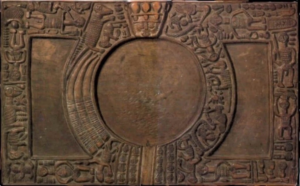 169 Opon Ifa. Siglo XVII. Que recolectó el comerciante alemán Christoph Weickmann a mediados de dicho siglo, el XVII,. Drewal y cia,. Nos dicen que: “Esta bandeja de adivinación, en nuestra opinión, ejemplifica la variedad de estilos y formas en las bandejas de adivinación yoruba.