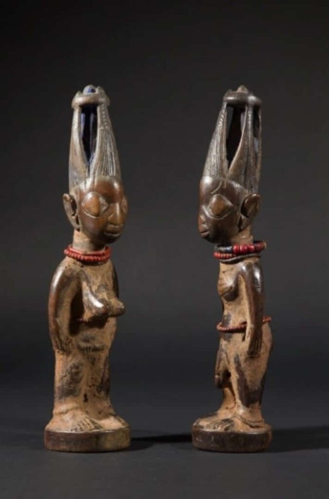 pueblos yoruba, Ila Orangun, Nigeria. Inicios siglo XX. Madera, pigmentos y cuentas de vidrio. Medidas: 30 cm. Ex Christie's, Tribal Art, 22 de noviembre de 1988. Ex colección William A. McCarty-Cooper, Los Angeles. Ex colección privada, EE. UU. Flak Galerie