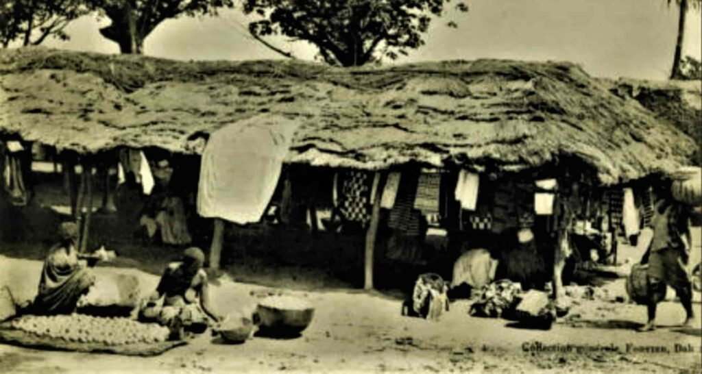            Mercado de Nyamina con puestos de algodón, textiles y nueces de Karité. Edmond Fortier