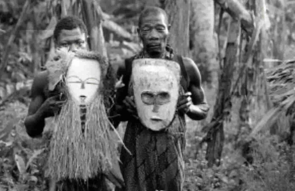 personas Vuvis con sus máscaras.