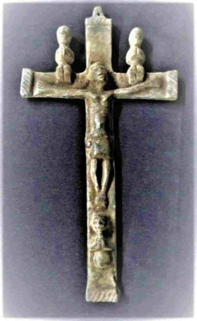 Sincretización de un crucifijo, posiblemente Luba            conocido como Nkangi Kiditu,  literalmente lo adjunto o enlazado, Nkanga y Cristo, Kiditu o Kilistu.  Marfil, siglo XIX.  