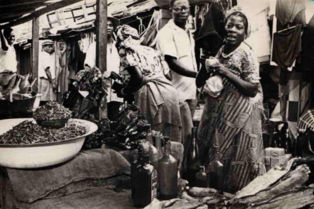 1967 mercado tradicional con gente vuvi.