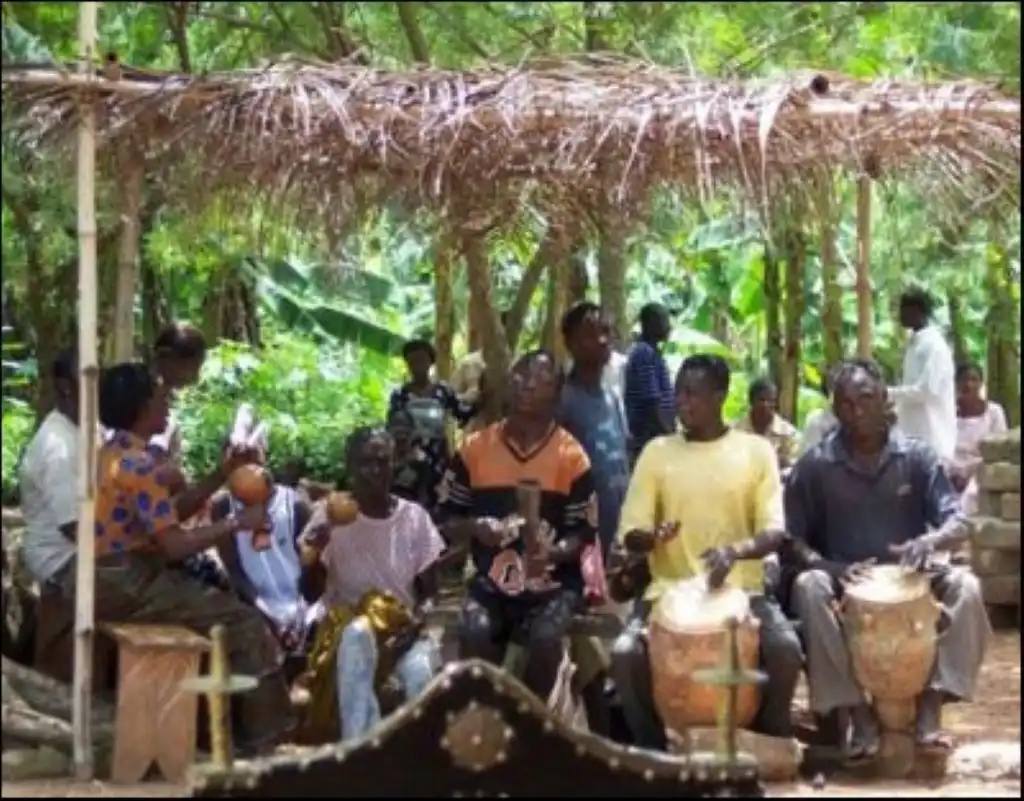 La percusión en las ceremonias tradicionales curativas Ashanti 