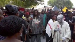 Sacerdote y amigos en el funeral de la Asantehemaa Nana de Kwaku Bonsam